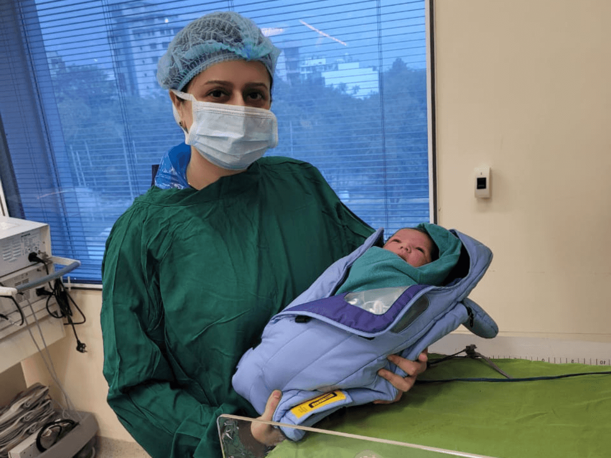 Best Gynecologist in Gurgaon Sector 43 2 Dr Parima Dixit with New Born Baby